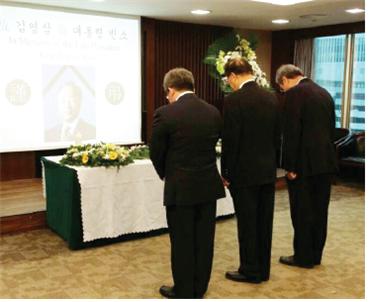 <총영사관 5층에 마련된 김영삼 전 대통령 분향소에서 조의를 표하는 한인회 관계자들. 사진 왼쪽부터 최문욱 사무처장, 최영우 회장, 김운영 부회장 >