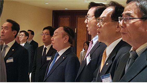 <통일 강연회에 앞서 애국가 제창을 하고 있는 참석자들. 사진 왼쪽부터 이갑수 민주평통홍콩지회장, 현경대 수석부의장, 김광동 주홍콩총영사, 최영우 한인회장, 이순정 한인회 고문 >