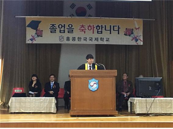 <강두식 학생이 졸업생 대표로 졸업 소감을 전하고 있다 >