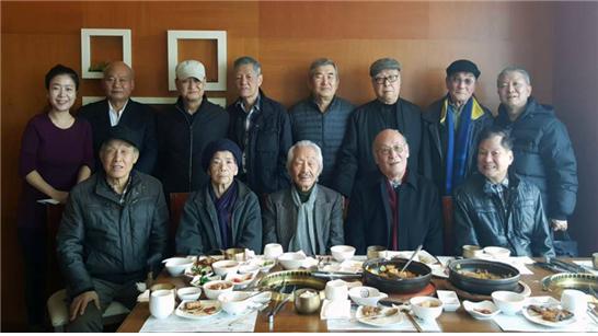 <2월6일 명가에서 모인 장자회 어르신들과 위클리홍콩 대표 >