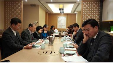 ▲ 정기총회에서 참석한 임원 및 회원들이 2016년도 사업계획을 관심 있게 듣고 있다.