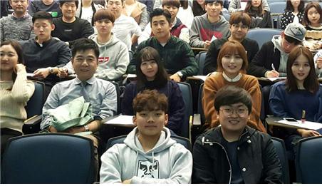 <강연 후 강사와 함께 기념촬영을 하고 있는 중문대학교 한인학생들 >