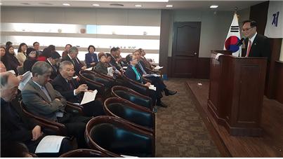 <2015년도 업무 및 예산결산 보고에서 의견을 발표하고 있는 회원들 >