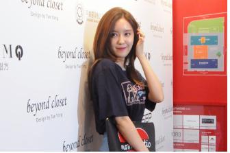 <고태용 디자이너가 이끄는 비욘드 클로젯(Beyond Closet) 홍콩 PMA에 팝업 스토어에 참석해 기자들에게 포즈를 취해보이고 있는 티아라(T-ARA) 효민. >.