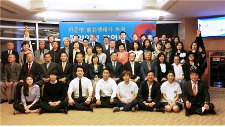 <지난 10일 침사추이 YMCA에서 열린 선준영 전 유엔대사 초청 "한반도 주변 정세와 한국의 안보" 강연 후 한 자리에 모인 참석자들 >