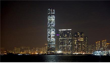 <홍콩국제상업센터타워(ICC) 측면에 표시된 2047년 7월 1일까지 카운트다운을 모티브로 한 설치 작품 >