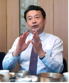 지난 1일 열린 홍콩한인 간담회에서 제20대 총선 재외국민선거 의견을 청취하고 중앙선관위의 입장을 설명하고 있는 김대년 사무차장.
