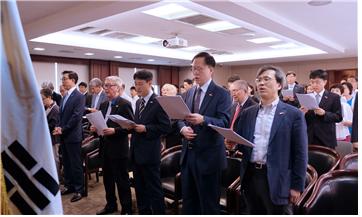 <흙 다시 만져보자~~ 15일 주홍콩총영사관 5층 회의실에서 열린 제71주년 광복절 기념식에서 광복절 노래를 부르고 있는 홍콩한인들 >