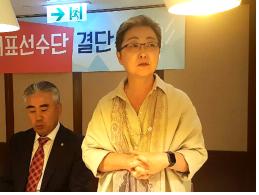<97회 전국체전 단장으로 참석하는 장은명 한인회장이 선수와 임원진을 격려하고 있다 >