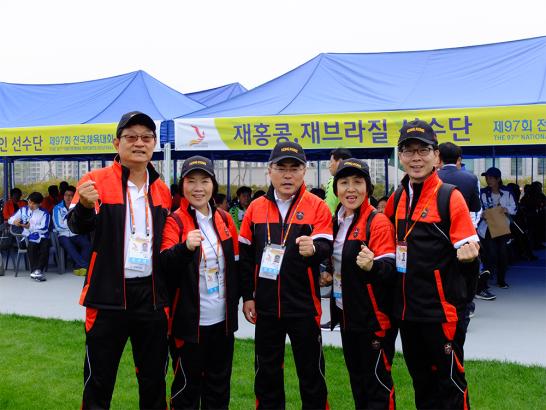 <7일 전국체전 개회식을 기다리며 파이팅을 외치는 탁구팀. 왼쪽부터 박병욱 선수, 유영희 주무, 정연승 감독, 정선남 선수, 백숭희 감독 >