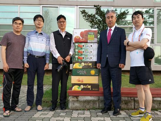 <아산시민들이 홍콩팀을 응원하며 보내온 과일. >