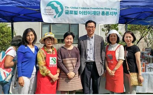 <판매를 마치고 총영사관 유병채 문화홍보관과 기념촬영을 하고 있는 글로벌어린이재단 홍콩지회 정도경 회장(왼쪽에서 두 번째)과 임원들 >