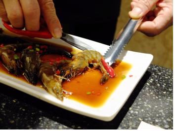 <간장새우의 매력적인 맛은 입맛을 사로잡는다. >