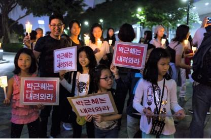 <4일 열린 한인유학생 시국선언 촛물집회에 동참한 한인 어린이들 >* 사진 제공 : 방병훈