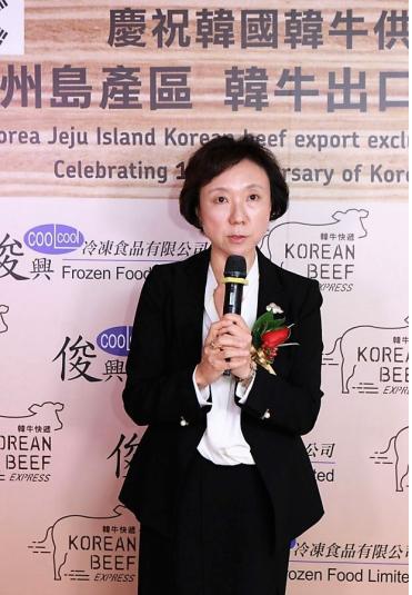 <한우 홍콩수입 1주년 기념 및 제주한우 수입 계약 체결식을 갖고 인사말을 하고 있는 맥선 김미리 대표 >