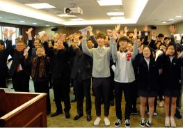 홍콩한인장자회 연임회장의 선창에 따라 만세삼창을 하고 있는 참석자들