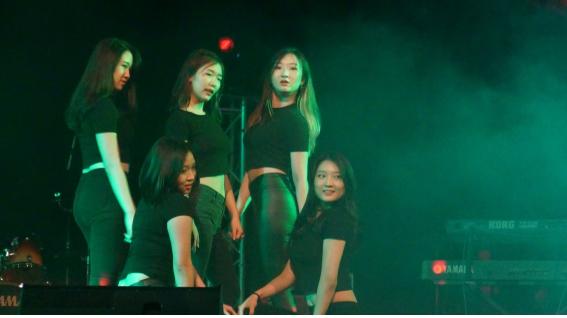 <시립대의 URBANITE가 공연 뒤 포즈를 취하고 있다 >