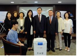 25일 오전 주홍콩총영사관에 마련된 제19대 대통령선거 재외국민 투표소에서 김광동 총영사(중간)와 윤봉희 상공회장(중간 오른쪽), 임미정 한인여성회장(중간 왼쪽) 등이 투표를 한 후 기념촬영을 하고 있다.