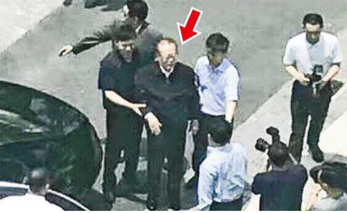 <장쩌민 전 중국 국가주석이 28일 상하이과기대를 방문한 뒤 부축을 받으며 차에 오르기 전 대학 관계자들과 얘기를 나누고 있다. 사진 출처 밍빠오 >