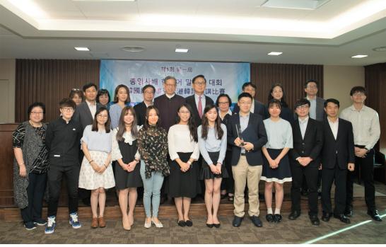 제1회 총영사배 말하기 대회에 참가한 홍콩 현지인들과 관계자들이 함께 기념사진을 촬여했다.
