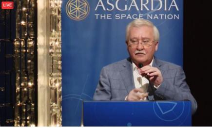 <홍콩에서 13일 열린 기자회견에서 아스가루디아(Asgardia) 프로젝트에 대해 설명하고 있는 이고르 아슈르베일리 박사 >