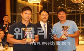 ▲ 금배부에서 우승한 전철욱(왼쪽) 도승한(오른쪽) 회원이 유복근 부총영사(중간)와 함께 기념사진을 촬영하고 있다.