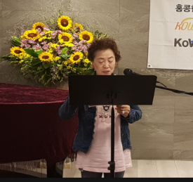 축하 인사말을 전하는 김옥희 고문