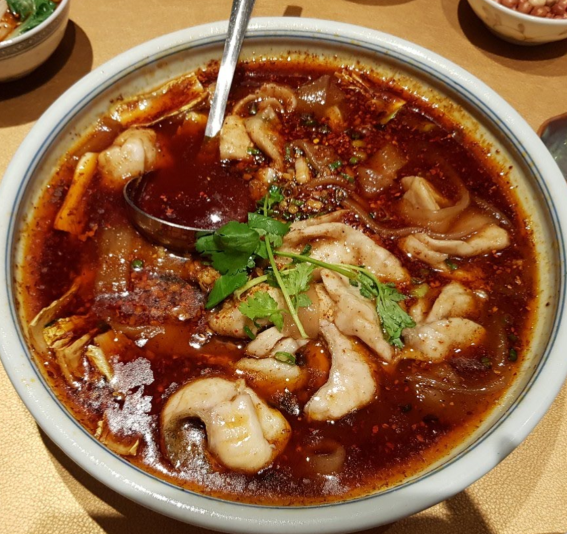 Braised Fish 휜살생선찜에 고구마전분으로 만든 국수와 어우러진 생선찜요리. 싱싱한 생선을 사용하여 탱탱한 생선살의 식감이 그대로 살아있다. 뼈를 발라내고 흰살만 사용했다. 가시를 발라내는 수고를 하지 않아도 된다. 고구마전분으로 만든 국수는 두께가 두꺼우며 면발이 쫄깃하다. 4인 푸드쉐어링(Food Sharing)이 가능한 양이다. (hkd 388)