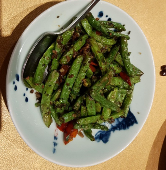 Dry String Bean 콩줄기를 기름에 볶았지만 홍고추와 버무려져 있여 전혀 느끼하지 않다. 적당히 매운 맛으로 하얀 쌀밥과도 잘 어울린다. 4인 푸드쉐어링(Food Sharing)이 가능하다 (hkd108)
