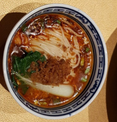 Dan Dan Noodles 언뜻보기에 김치국수같은 비주얼이다. 잘게 갈은 쇠고기와 야채가 어루어져 있다. 우리나라의 짬뽕같은 얼큰한 맛이다. (hkd 56)