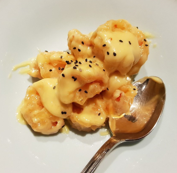 Sesame Prawns 큼지막한 새우와 달콤한 겨자소스, 검은 참깨가 뿌려져있다. 혀끝을 사천의 똑쏘는 매콤함으로 혀끝을 자극했다면 달콤한 겨자소스의 검은 참깨새우로 달래 줄수 있다.(hkd 188)