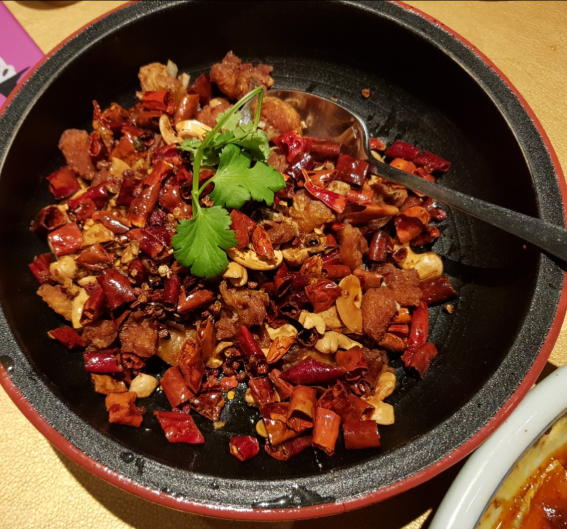 라조기 La Zhi Chicken 개인적으로 이 요리가 가장 맛있다. 육고기류를 즐겨하지 않는 내 입맛을 사로잡았다. 과자처럼 튀겨진 닭고기는 특유의 잡냄새가 전혀 나지 않아 마치 쿠키를 먹는 것 같이 고소했다. 각종 견과류와 버무려져있어 고소함의 극치의 느낌을 준다. 잘게 썰어 볶아낸 홍고추가 맵지도 않다. 우리나라의 바싹한 고추튀김 맛이다. 홍콩백주와 잘 어울리는 안주거리이다. 4인 푸드쉐어링(Food Sharing)이 가능하다 (hkd 316)