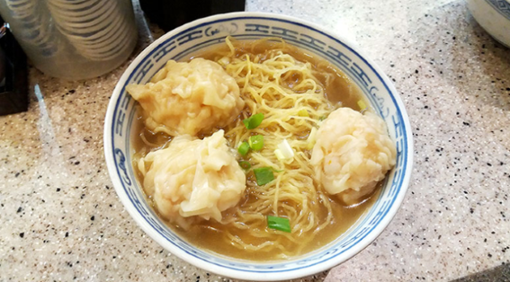 따뜻한 완탕면도 여행을 더욱 풍성하게 해준다.