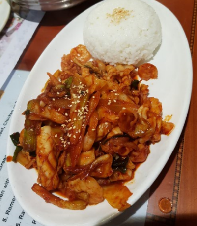 △오징어 볶음 : 동행한 친구의 선택도 역시 해산물, 오징어 볶음이었다. 하얀 쌀밥과 먹기 딱좋은 알맞은 간과 매운 맛. 어른 손가락보다 굵은 두툼하게 썰어진 오징어, 입안 한 가득 늒지는 풍성한 식감은 쫀득하고 달콤했다.