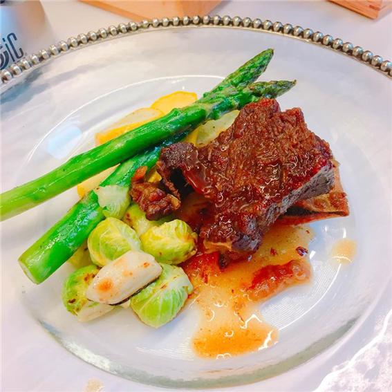△ 갈비찜은 체면 내려놓고 푸짐하게 먹어야 한다? 한 그릇에 한가득 담겨져 있고, 손에 들고 고기를 뜯어먹는 갈비찜이 아니다.  아스파라거스가 올려져 있다. 고급 호텔에서의 스테이크 못지 않는 갈비찜을 보이지 않는 곳에서도 우아함을 잃지 않는 자신에게 선사하자. 행복찾기3