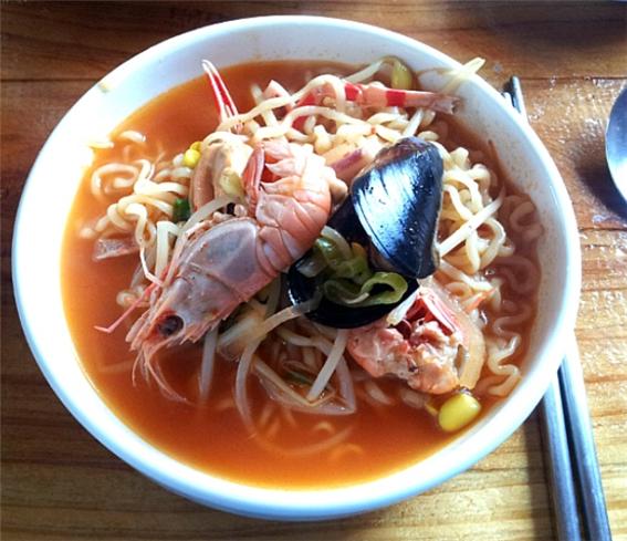 △ 콩나물과 해물이 들어있어 얼큰하면서 시원한 국물 맛을 가진 해물라면