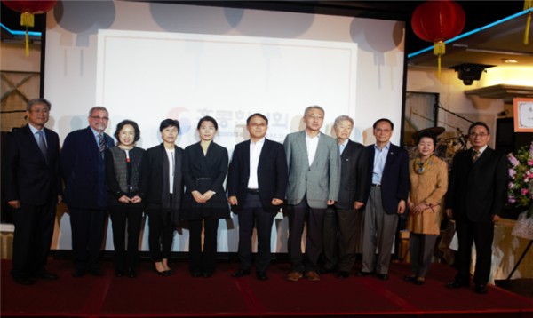 ▲한국국제학교 기부자들과 함께 기념촬영을 하고 있다.