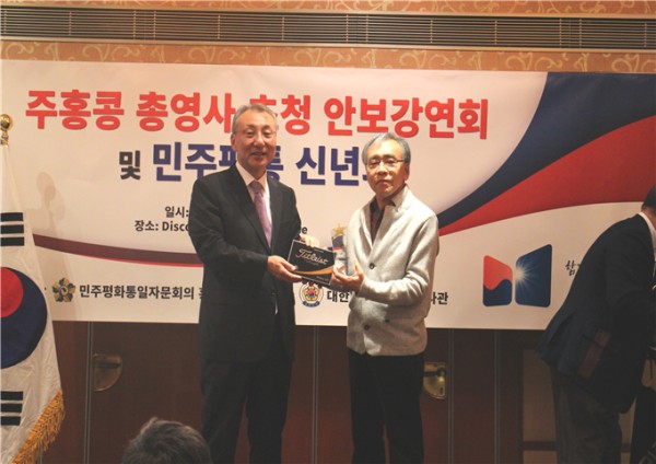 ▲김원진 총영사(사진왼쪽)와 민주평통 신년회 골프대회 1위, 강봉환 고문