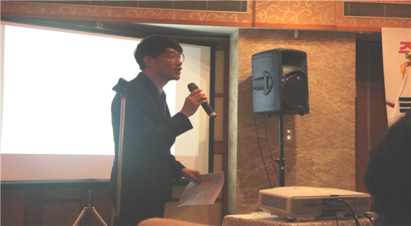▲홍콩한인회 김운영 회장(사진왼쪽)과 민주평통 신년회 골프대회 2위, 이순정 고문