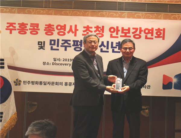 ▲홍콩한인회 김운영 회장(사진왼쪽)과 민주평통 신년회 골프대회 2위, 이순정 고문