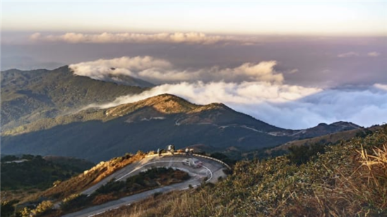 홍콩에서 가장 높은 봉우리 : 홍콩 중부에 위치한 957 미터의 타이 모산 (Big Hat Mountain으로 통칭)은이 홍콩에서서 가장 높은 봉우리이다.