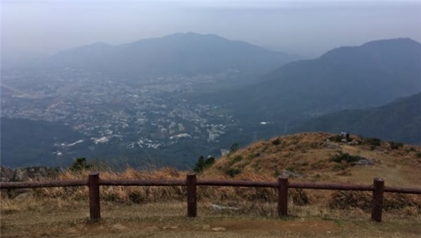 타이 모산 (Tai Mo Shan) 전망대 : 홍콩의 서쪽 지역 전경이 보인다. 타이 모산 (Tai Mo Shan) 전망대는 일몰을 감상하기에 좋은 장소이다.