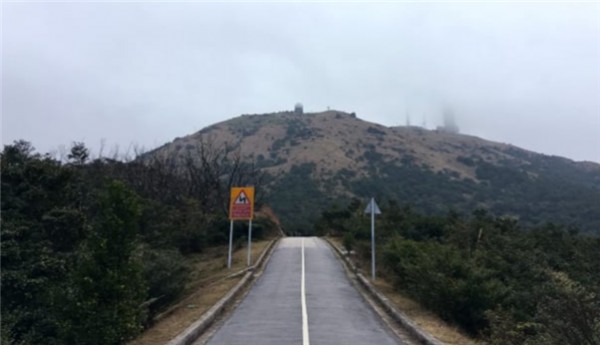 "White Ball": 산 꼭대기에는 타이 모산 (Tai Mo Shan)의 기상 레이더센터가 있다.. Tai Mo Shan은 홍콩에서 가장 추우 며 습한 곳이다.