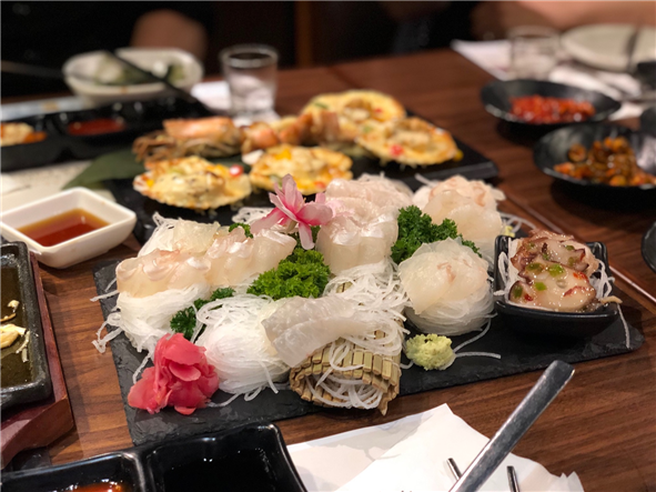 ▲한국직송 광어회: 칼질이 좋아 두께와 싱싱한 식감이 그대로 느껴진다.(사전예약필수)