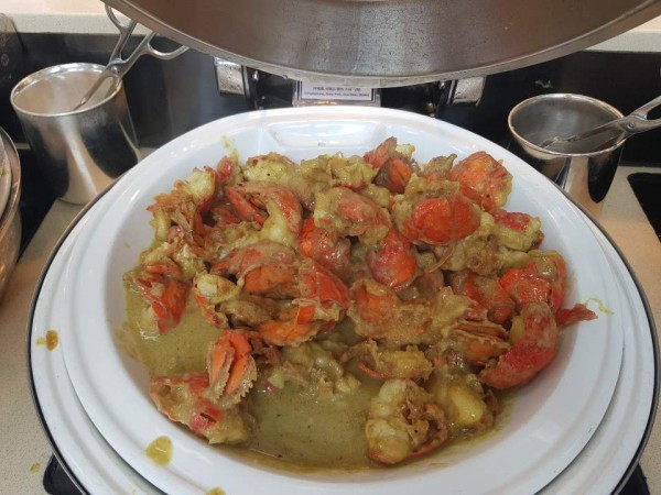 △Crab Curry: 매콤한 커리와 알이 꽉 찬 꽃게